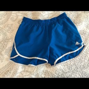 Women's adidas shorts💙